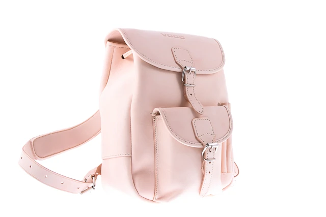 Modny klasyczny plecak skórzany VOOC Vintage P1. Plecak skórzany unisex w stylu vintage dla miłośników prawdziwej klasyki. Jednokomorowy plecak damski, męski zapinany na tradycyjne klamry.  