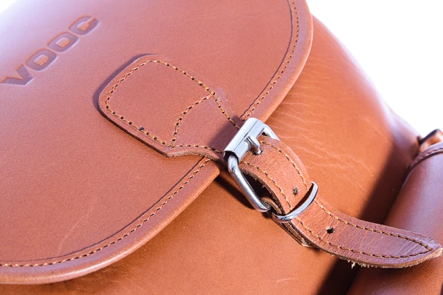 Modny klasyczny plecak skórzany VOOC Vintage P1. Plecak skórzany unisex w stylu vintage dla miłośników prawdziwej klasyki. Jednokomorowy plecak damski, męski zapinany na tradycyjne klamry.  