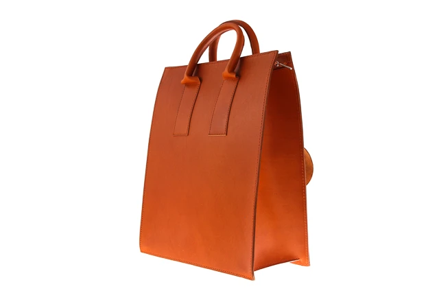 Skórzana, oryginalna torba damska VOOC Vintage P34. Elegancka, skórzana torebka damska do ręki dla bizneswoman, pięknie komponująca się z kostiumem lub płaszczem. Doskonale sprawdza się na spotkaniach biznesowych oraz na spotkaniach mniej formalnych. 