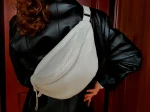 Biała torebka pszczółka  nerka skóra  naturalna  EP19