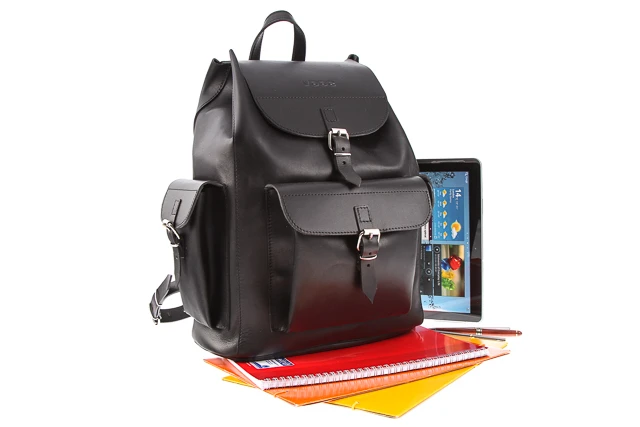 Duży plecak ze skóry juchtowej VOOC Vintage P40. Duży i pojemny skórzany plecak w stylu vintage, idealny dla aktywnychmieści laptop, lustrzankę oraz wiele innych niezbędnych rzeczy. Sprawdzi się również jako bagaż podręczny na wakacyjnych wojażach.