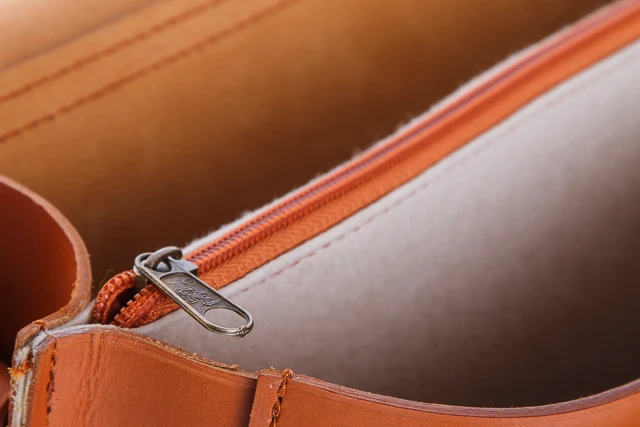 Torba na laptopa ze skóry naturalnej z funkcją plecaka VOOC Vintage P36. Pojemna skórzana teczka z miejscem na laptopa oraz funkcją plecaka, przeznaczona dla aktywnych ludzi biznesu oraz studentów. Torba posiada odpinane szelki można ją nosić jak plecak.