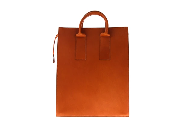 Skórzana, oryginalna torba damska VOOC Vintage P34. Elegancka, skórzana torebka damska do ręki dla bizneswoman, pięknie komponująca się z kostiumem lub płaszczem. Doskonale sprawdza się na spotkaniach biznesowych oraz na spotkaniach mniej formalnych. 