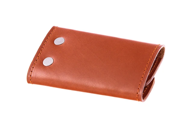 Skórzane etui na klucze vintage kluczykówka VOOC Vintage P10. Kluczówka jest tak zaprojektowana aby zajmowała jak najmniej miejsca. Zamykana na dwa klipsy wewnątrz cztery uchwyty na klucze.