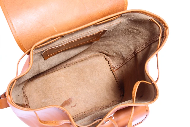Duży młodzieżowy plecak skórzany w modnym stylu VINTAGE P38. Jeśli pragniesz lansować swój nietuzinkowy styl, ten plecak idealnie wpisze się w twoje casualowe stylizacje. 
Dodatkowo uchwyt umożliwiający noszenie w ręku.