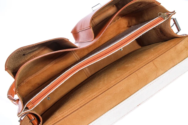 Torba na laptopa ze skóry naturalnej z funkcją plecaka VOOC Vintage P36. Pojemna skórzana teczka z miejscem na laptopa oraz funkcją plecaka, przeznaczona dla aktywnych ludzi biznesu oraz studentów. Torba posiada odpinane szelki można ją nosić jak plecak.