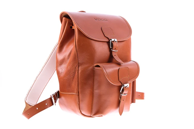 Modny klasyczny plecak skórzany VOOC Vintage P1. Plecak skórzany unisex w stylu vintage dla miłośników prawdziwej klasyki. Jednokomorowy plecak damski, męski zapinany na tradycyjne klamry.  