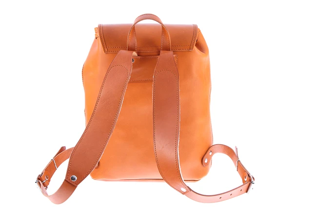 Duży młodzieżowy plecak skórzany w modnym stylu VINTAGE P38. Jeśli pragniesz lansować swój nietuzinkowy styl, ten plecak idealnie wpisze się w twoje casualowe stylizacje. 
Dodatkowo uchwyt umożliwiający noszenie w ręku.