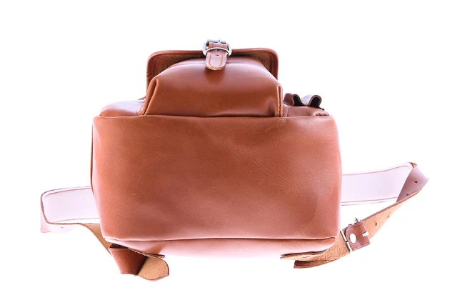 Modny klasyczny plecak skórzany VOOC Vintage P1. Plecak skórzany unisex w stylu vintage dla miłośników prawdziwej klasyki. Jednokomorowy plecak damski, męski zapinany na tradycyjne klamry.  