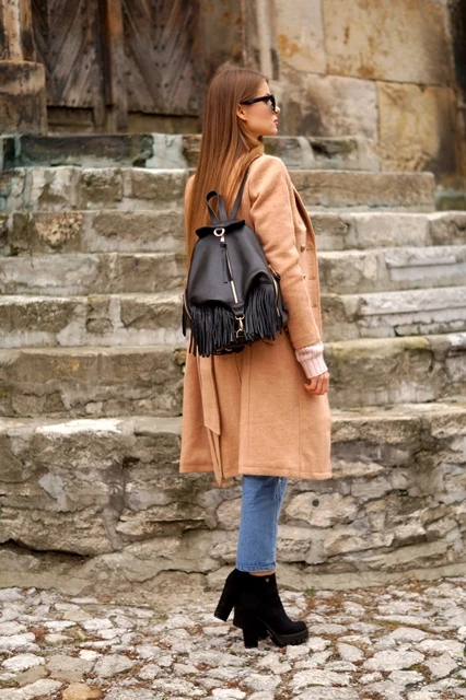 czarny-plecak-torebka-ze-skory-naturalnej-fredzle-boho