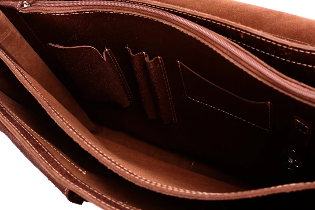 Duża torba biznesowa ze skóry naturalnej VOOC TC12. Bardzo przestronna i funkcjonalna torba biznesowa zaprojektowana w nowoczesnym i modnym stylu casual. Wykonana z naturalnej skóry Crazy Horse