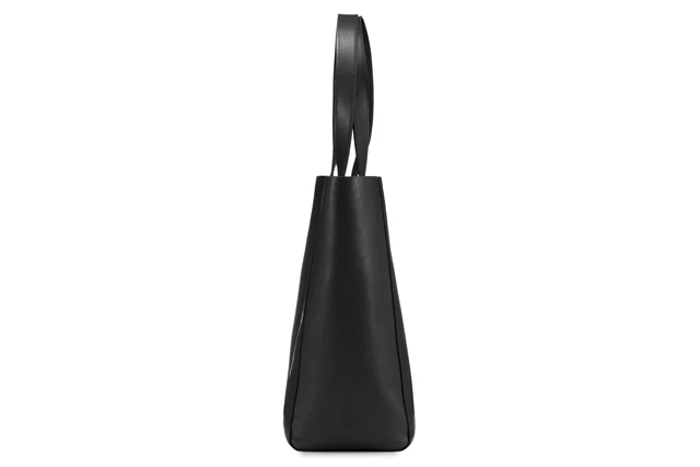 Shopper bag KATE, damska torba skórzana VOOC P44 czarna Ekskluzywna, skórzana Shopperka  Kate urzeka elegancją, prostą formą i pięknym wykończeniem matowym. Jest uniwersalna, modna, przestronna. Stworzona dla wymagających i aktywnych kobiet.