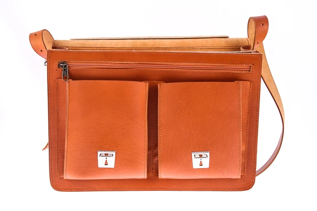 Klasyczna teczka skórzana VOOC Vintage P12.  Torba z funkcją plecaka ze specjalną przegrodą na laptop. Posiada odpinany pas nośny oraz szelki do noszenia jako plecak, dzięki temu torbę można dowolnie konfigurować według potrzeb. 