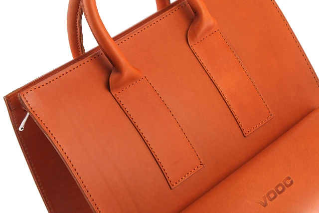 Skórzana, oryginalna torba damska VOOC Vintage P34. Elegancka, skórzana torebka damska do ręki dla bizneswoman, pięknie komponująca się z kostiumem lub płaszczem. Doskonale sprawdza się na spotkaniach biznesowych oraz na spotkaniach mniej formalnych. 