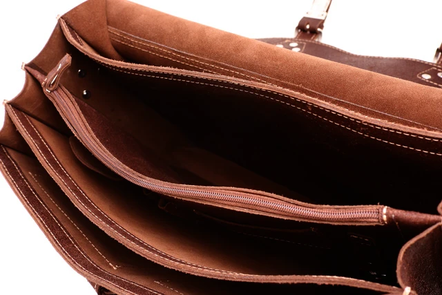 Duża torba biznesowa ze skóry naturalnej VOOC TC12. Bardzo przestronna i funkcjonalna torba biznesowa zaprojektowana w nowoczesnym i modnym stylu casual. Wykonana z naturalnej skóry Crazy Horse