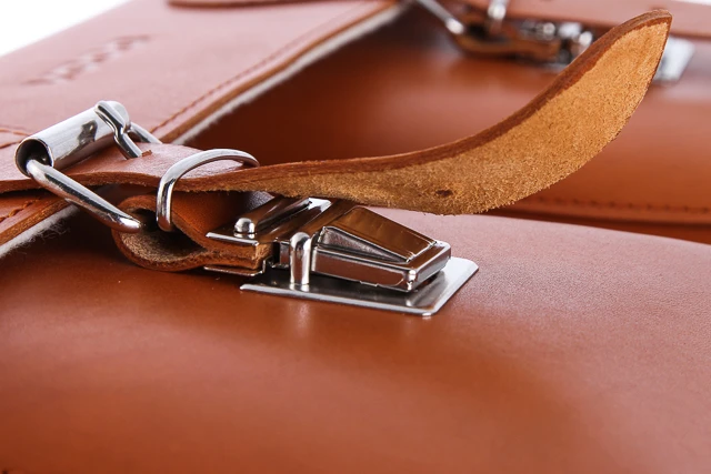 Torba na laptopa ze skóry naturalnej z funkcją plecaka VOOC Vintage P36. Pojemna skórzana teczka z miejscem na laptopa oraz funkcją plecaka, przeznaczona dla aktywnych ludzi biznesu oraz studentów. Torba posiada odpinane szelki można ją nosić jak plecak.