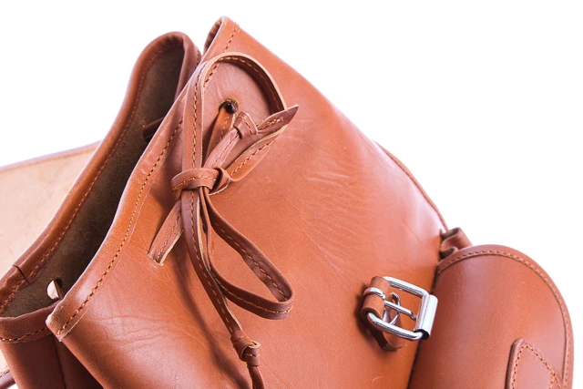 Modny klasyczny plecak skórzany VOOC Vintage P1. Plecak skórzany unisex w stylu vintage dla miłośników prawdziwej klasyki. Jednokomorowy plecak damski, męski zapinany na tradycyjne klamry.  