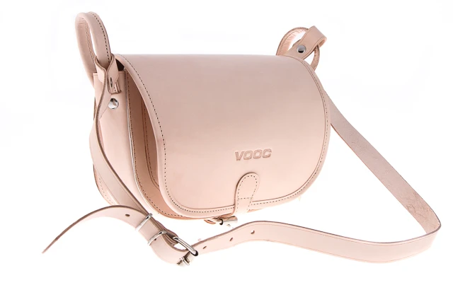 Listonoszka torebka damska skórzana VOOC Vintage P26. Listonoszka skórzana VOOC to "must have" sezonu. Niezwykle wygodna i pojemna dedykowana kobietom, które potrzebują mieć swoje drobiazgi pod ręką. 