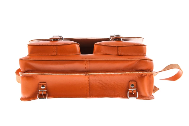 Torba na laptopa ze skóry naturalnej z funkcją plecaka VOOC Vintage P36. Pojemna skórzana teczka z miejscem na laptopa oraz funkcją plecaka, przeznaczona dla aktywnych ludzi biznesu oraz studentów. Torba posiada odpinane szelki można ją nosić jak plecak.