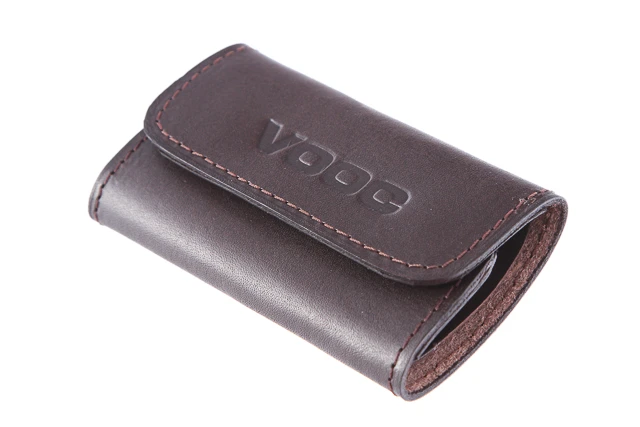Skórzane etui na klucze vintage kluczykówka VOOC Vintage P10. Kluczówka jest tak zaprojektowana aby zajmowała jak najmniej miejsca. Zamykana na dwa klipsy wewnątrz cztery uchwyty na klucze.