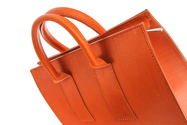 Skórzana, oryginalna torba damska VOOC Vintage P34. Elegancka, skórzana torebka damska do ręki dla bizneswoman, pięknie komponująca się z kostiumem lub płaszczem. Doskonale sprawdza się na spotkaniach biznesowych oraz na spotkaniach mniej formalnych. 