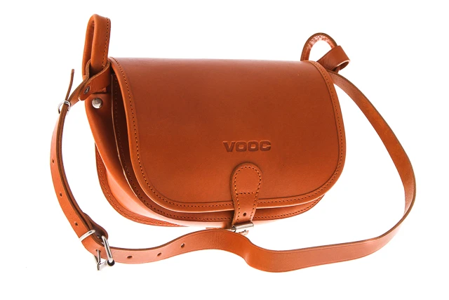Listonoszka torebka damska skórzana VOOC Vintage P26. Listonoszka skórzana VOOC to "must have" sezonu. Niezwykle wygodna i pojemna dedykowana kobietom, które potrzebują mieć swoje drobiazgi pod ręką. 