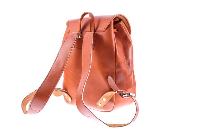 Modny klasyczny plecak skórzany VOOC Vintage P1. Plecak skórzany unisex w stylu vintage dla miłośników prawdziwej klasyki. Jednokomorowy plecak damski, męski zapinany na tradycyjne klamry.  