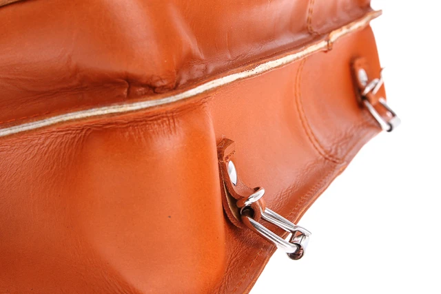 Torba na laptopa ze skóry naturalnej z funkcją plecaka VOOC Vintage P36. Pojemna skórzana teczka z miejscem na laptopa oraz funkcją plecaka, przeznaczona dla aktywnych ludzi biznesu oraz studentów. Torba posiada odpinane szelki można ją nosić jak plecak.