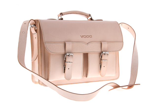 Klasyczna teczka skórzana VOOC Vintage P12.  Torba z funkcją plecaka ze specjalną przegrodą na laptop. Posiada odpinany pas nośny oraz szelki do noszenia jako plecak, dzięki temu torbę można dowolnie konfigurować według potrzeb. 
