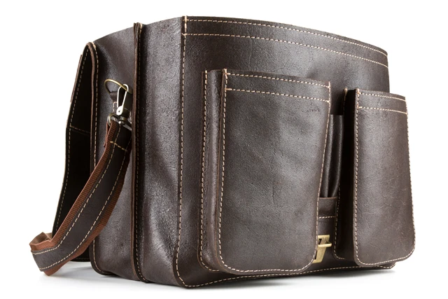 Torba skórzana z paskiem VOOC TC1. Casualowa torba na ramię z uchwytem do ręki. Torba przeznaczona do codziennego casualowego stroju, a dzięki klasycznej formie spełni funkcję torby biznesowej.