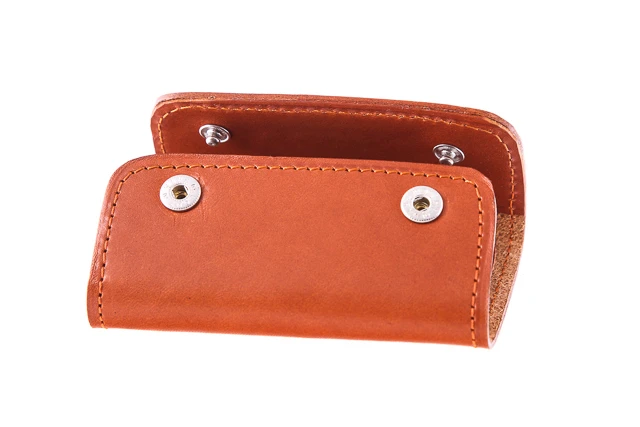 Skórzane etui na klucze vintage kluczykówka VOOC Vintage P10. Kluczówka jest tak zaprojektowana aby zajmowała jak najmniej miejsca. Zamykana na dwa klipsy wewnątrz cztery uchwyty na klucze.