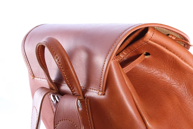 Modny klasyczny plecak skórzany VOOC Vintage P1. Plecak skórzany unisex w stylu vintage dla miłośników prawdziwej klasyki. Jednokomorowy plecak damski, męski zapinany na tradycyjne klamry.  