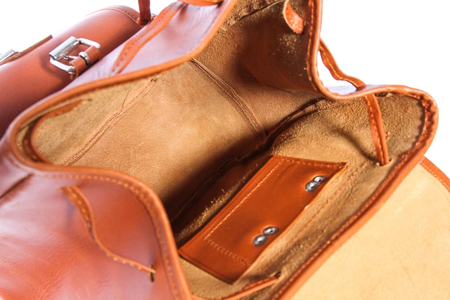 Modny klasyczny plecak skórzany VOOC Vintage P1. Plecak skórzany unisex w stylu vintage dla miłośników prawdziwej klasyki. Jednokomorowy plecak damski, męski zapinany na tradycyjne klamry.  