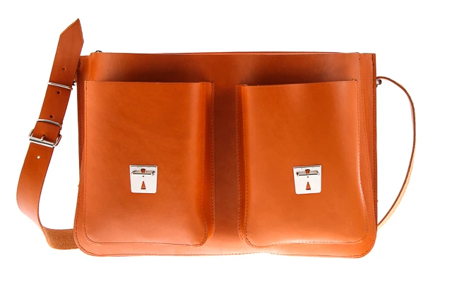 Torba na laptopa ze skóry naturalnej z funkcją plecaka VOOC Vintage P36. Pojemna skórzana teczka z miejscem na laptopa oraz funkcją plecaka, przeznaczona dla aktywnych ludzi biznesu oraz studentów. Torba posiada odpinane szelki można ją nosić jak plecak.