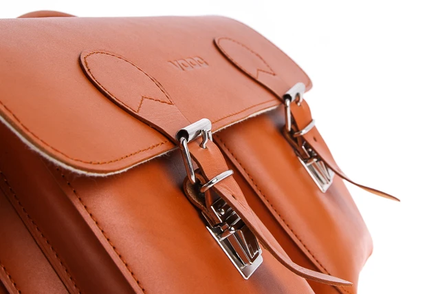 Torba na laptopa ze skóry naturalnej z funkcją plecaka VOOC Vintage P36. Pojemna skórzana teczka z miejscem na laptopa oraz funkcją plecaka, przeznaczona dla aktywnych ludzi biznesu oraz studentów. Torba posiada odpinane szelki można ją nosić jak plecak.