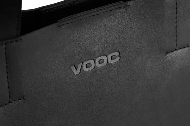 Shopper bag KATE, damska torba skórzana VOOC P44 czarna Ekskluzywna, skórzana Shopperka  Kate urzeka elegancją, prostą formą i pięknym wykończeniem matowym. Jest uniwersalna, modna, przestronna. Stworzona dla wymagających i aktywnych kobiet.