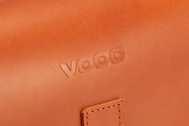 Listonoszka skórzana VOOC Vintage P32. Uniwersalna damska torebka na ramię. Dzięki swojemu designowi sprawdzi się w codziennej stylizacji, jak i na oficjalnych spotkaniach.