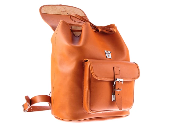 Duży młodzieżowy plecak skórzany w modnym stylu VINTAGE P38. Jeśli pragniesz lansować swój nietuzinkowy styl, ten plecak idealnie wpisze się w twoje casualowe stylizacje. 
Dodatkowo uchwyt umożliwiający noszenie w ręku.
