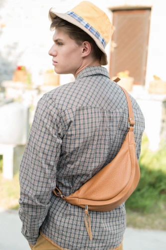  Skórzana torebka-nerka typu cross-body VOOC EP19 camel