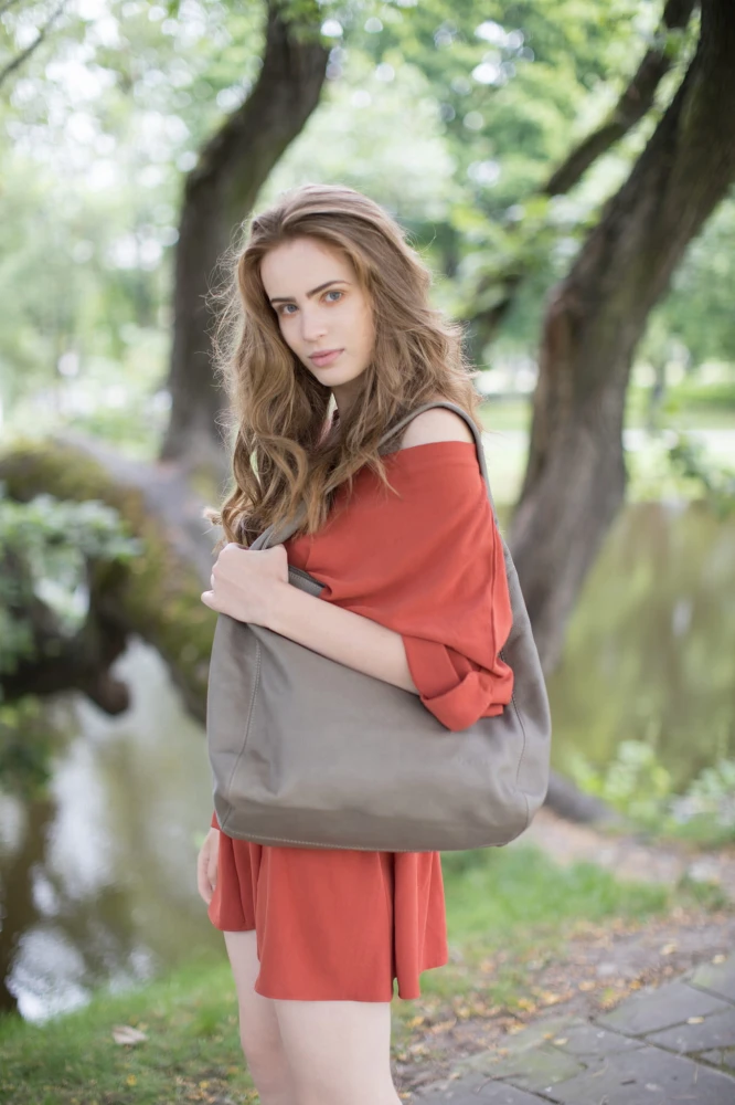 torebka-skorzana-hobo-taupe-damska-na-ramie-duza