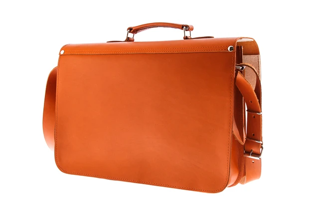 Torba na laptopa ze skóry naturalnej z funkcją plecaka VOOC Vintage P36. Pojemna skórzana teczka z miejscem na laptopa oraz funkcją plecaka, przeznaczona dla aktywnych ludzi biznesu oraz studentów. Torba posiada odpinane szelki można ją nosić jak plecak.