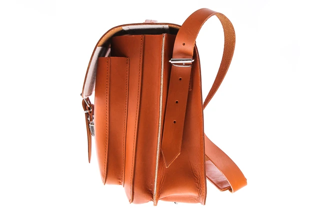Torba na laptopa ze skóry naturalnej z funkcją plecaka VOOC Vintage P36. Pojemna skórzana teczka z miejscem na laptopa oraz funkcją plecaka, przeznaczona dla aktywnych ludzi biznesu oraz studentów. Torba posiada odpinane szelki można ją nosić jak plecak.