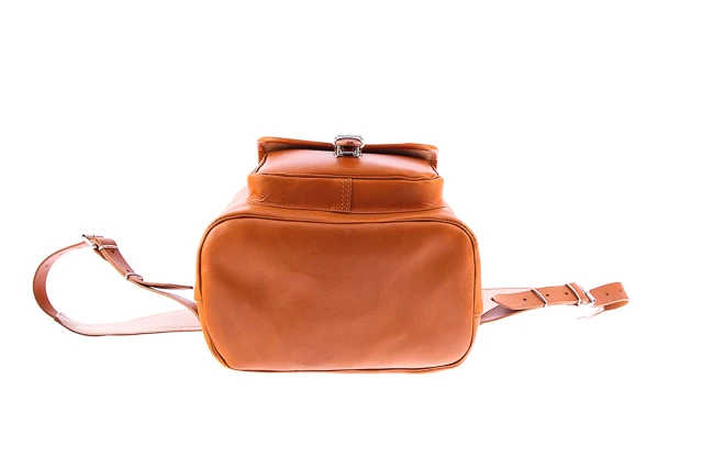 Duży młodzieżowy plecak skórzany w modnym stylu VINTAGE P38. Jeśli pragniesz lansować swój nietuzinkowy styl, ten plecak idealnie wpisze się w twoje casualowe stylizacje. 
Dodatkowo uchwyt umożliwiający noszenie w ręku.