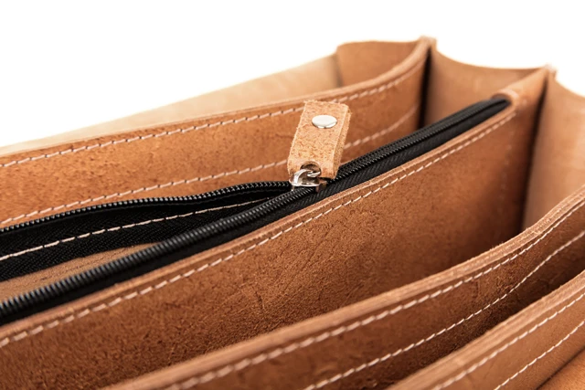 bardzo przestronna i funkcjonalna torba biznesowa zaprojektowana w nowoczesnym i modnym stylu casual. Na laptopa 17" vooc tc 12