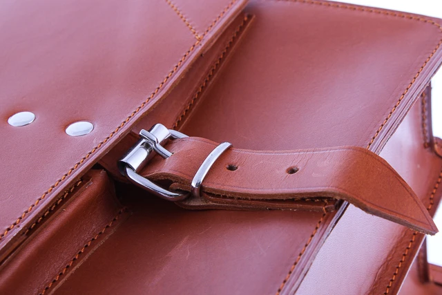 Raportówka skórzana na ramię VOOC Vintage P37. Duża dwukomorowa skórzana raportówka w stylu vintage mieszcząca format A4. Torba dedykowana dla biznesmenów i studentów. Damska, męska