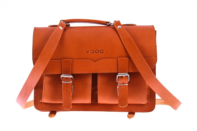 Klasyczna teczka skórzana VOOC Vintage P12.  Torba z funkcją plecaka ze specjalną przegrodą na laptop. Posiada odpinany pas nośny oraz szelki do noszenia jako plecak, dzięki temu torbę można dowolnie konfigurować według potrzeb. 