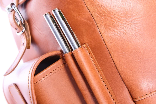 Modny klasyczny plecak skórzany VOOC Vintage P1. Plecak skórzany unisex w stylu vintage dla miłośników prawdziwej klasyki. Jednokomorowy plecak damski, męski zapinany na tradycyjne klamry.  