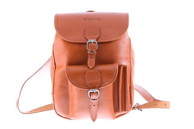 Modny klasyczny plecak skórzany VOOC Vintage P1. Plecak skórzany unisex w stylu vintage dla miłośników prawdziwej klasyki. Jednokomorowy plecak damski, męski zapinany na tradycyjne klamry.  