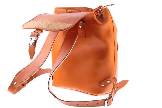Duży młodzieżowy plecak skórzany w modnym stylu VINTAGE P38. Jeśli pragniesz lansować swój nietuzinkowy styl, ten plecak idealnie wpisze się w twoje casualowe stylizacje. 
Dodatkowo uchwyt umożliwiający noszenie w ręku.