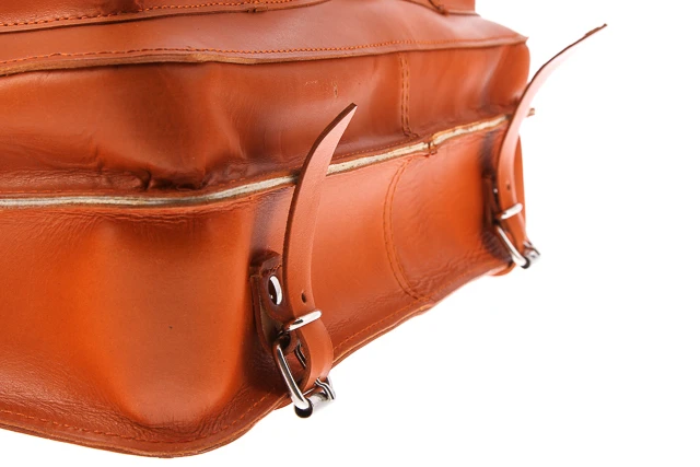 Torba na laptopa ze skóry naturalnej z funkcją plecaka VOOC Vintage P36. Pojemna skórzana teczka z miejscem na laptopa oraz funkcją plecaka, przeznaczona dla aktywnych ludzi biznesu oraz studentów. Torba posiada odpinane szelki można ją nosić jak plecak.